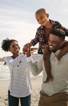 157471 Family On Beach Boy on Dad s Shoulders USP Crop
