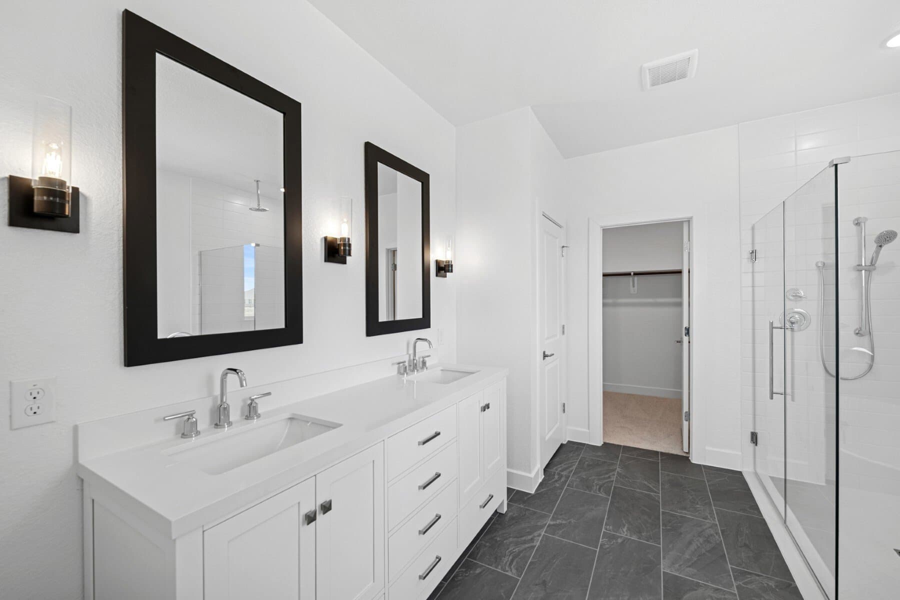 Primary bath with dual sinks