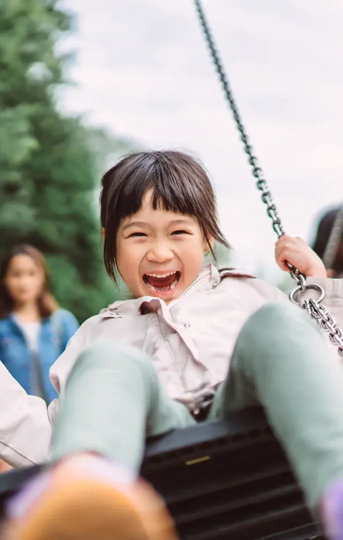 104772 Girl on a Swing USP Crop