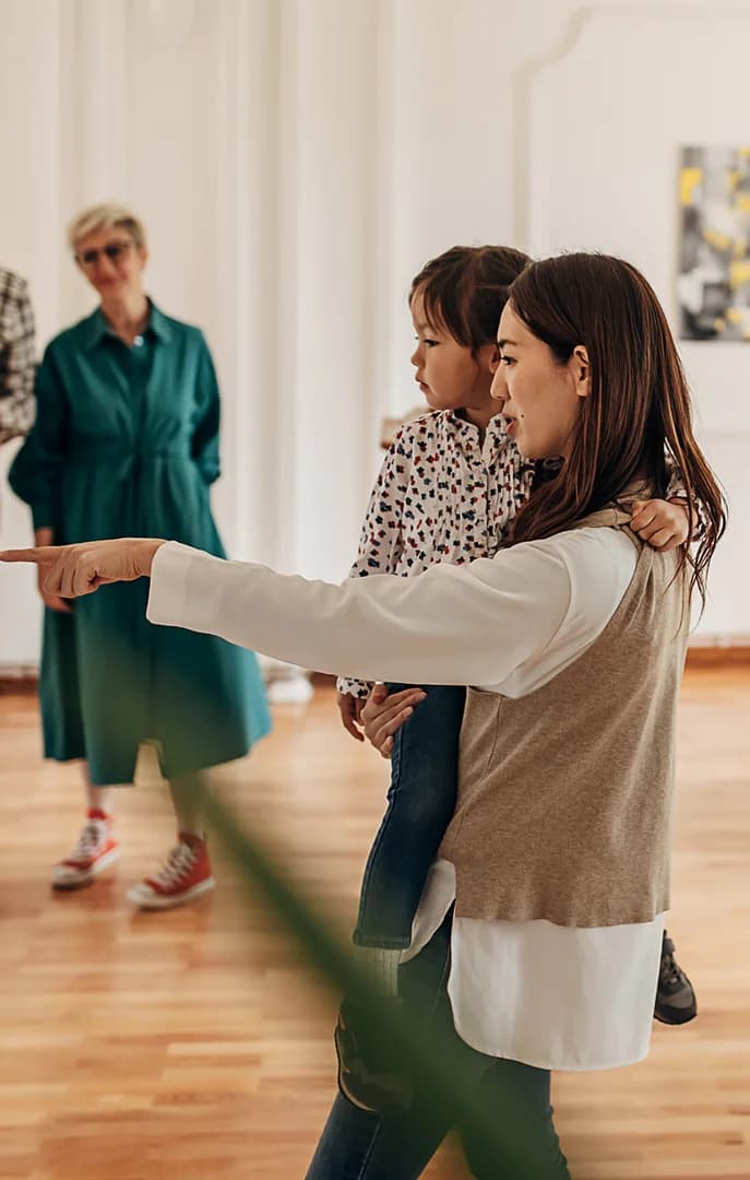 157483 Mother and Daughter in Gallery Pointing at Art USP Crop
