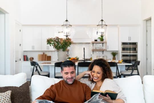 Kensington Place Stirling Couple in Great Room Farmhouse