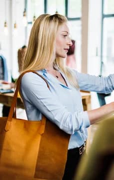 57220 Woman clothes shopping USP Crop