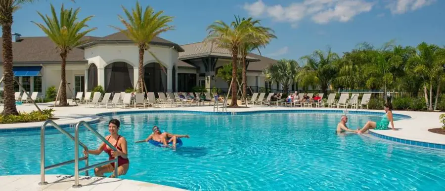 homeowners-association-pool-amenity