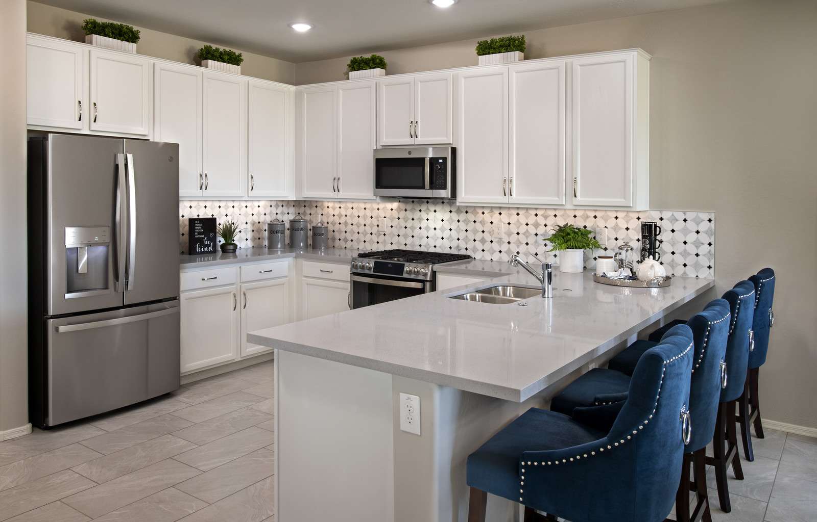 What is a Peninsula Kitchen? Layout and Benefits