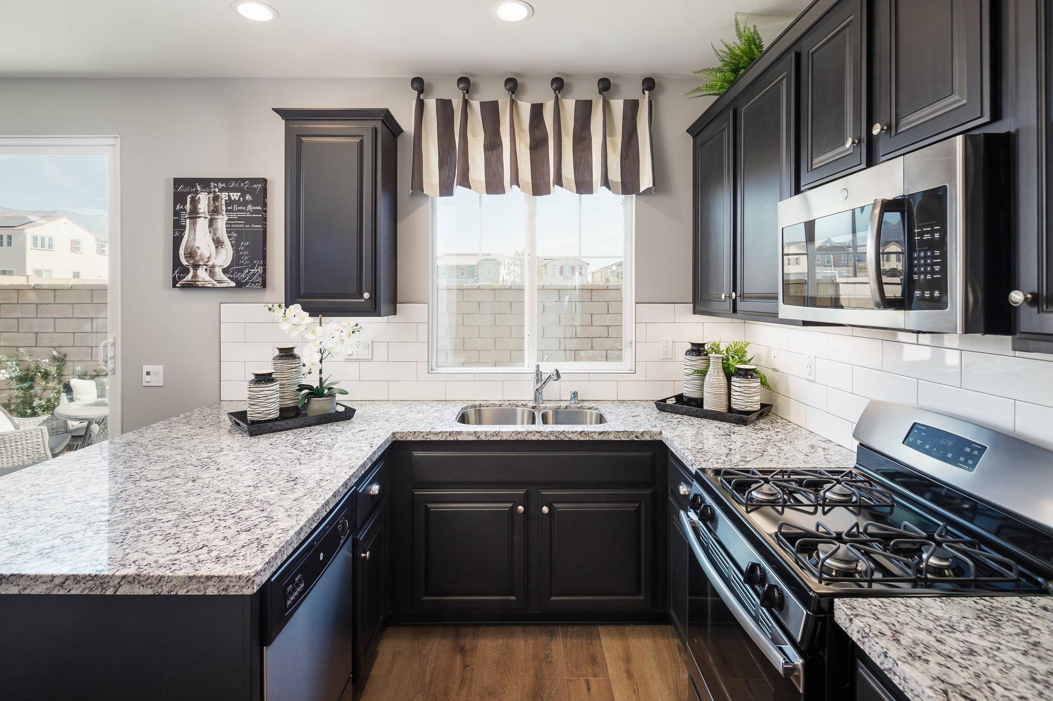 What is a Peninsula Kitchen? Layout and Benefits K. Hovnanian Homes