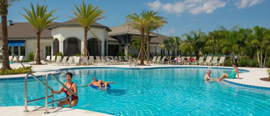 homeowners-association-pool-amenity